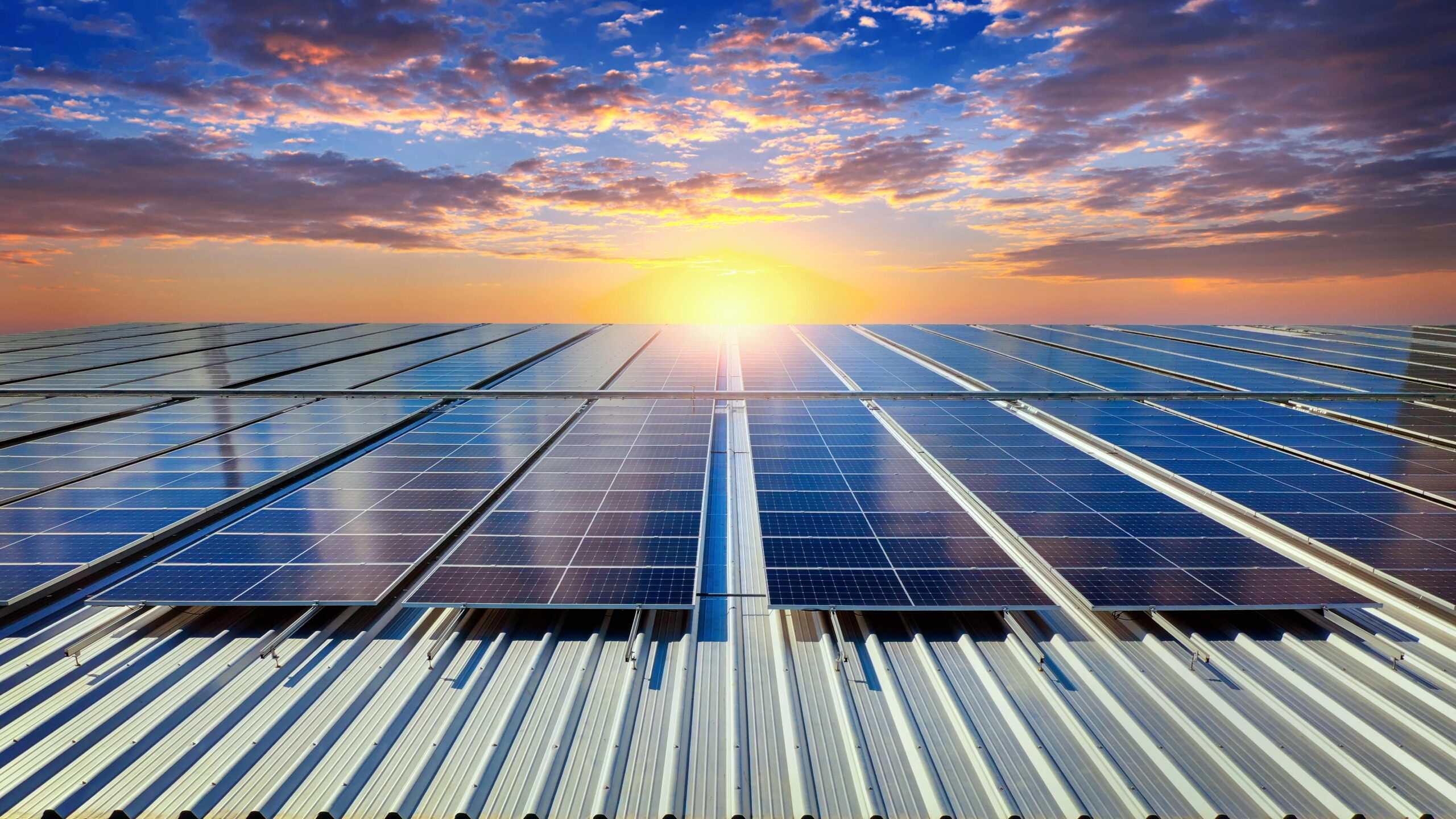 paineis-solares-na-cobertura-celula-solar-min